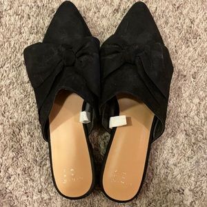 Black pointed toe mule with bow detail